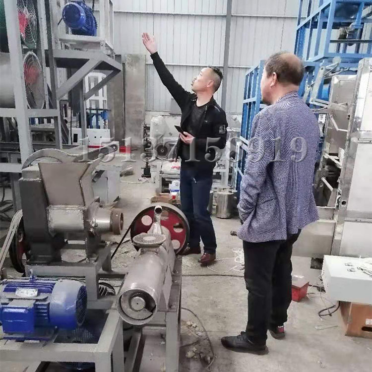 客戶(hù)到生產(chǎn)車(chē)間考察全自動(dòng)米線機(jī)